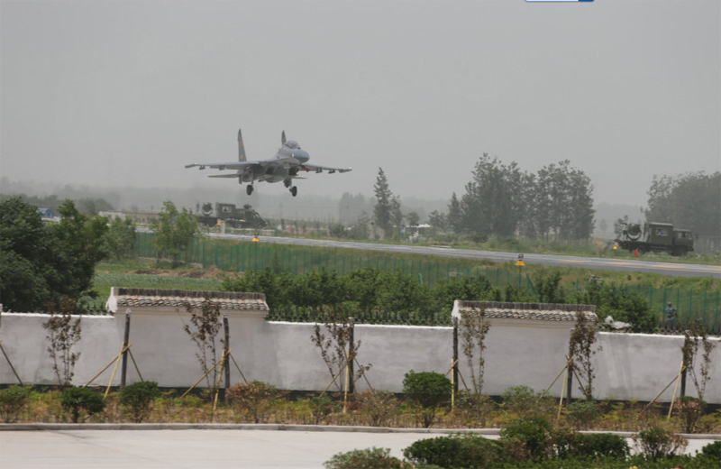 中國人民空軍在高速公路起降多型戰(zhàn)機(jī)直接向戰(zhàn)場突進(jìn)