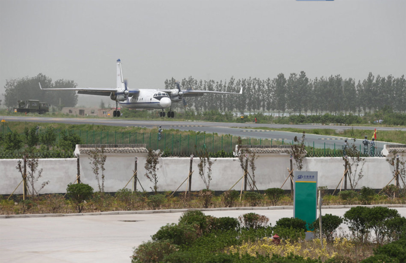 中國人民空軍在高速公路起降多型戰(zhàn)機(jī)直接向戰(zhàn)場突進(jìn)