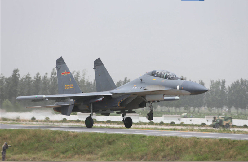 中國人民空軍在高速公路起降多型戰(zhàn)機(jī)直接向戰(zhàn)場突進(jìn)