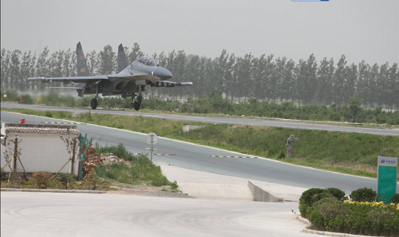 中國人民空軍在高速公路起降多型戰(zhàn)機(jī)直接向戰(zhàn)場突進(jìn)