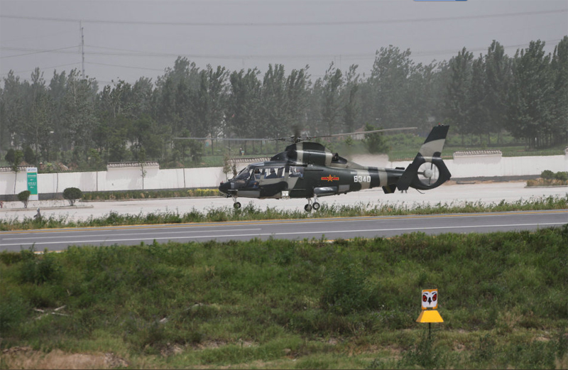 中國人民空軍在高速公路起降多型戰(zhàn)機直接向戰(zhàn)場突進
