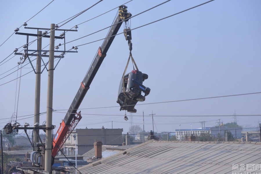 2014年中國奇葩車禍 轎車“飛”進墻縫里