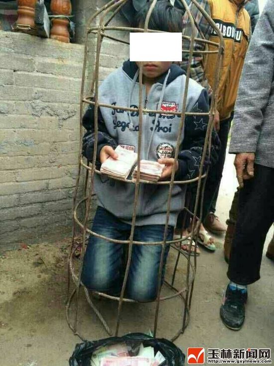 10歲男孩偷錢被抓 慘遭困豬籠浸水塘