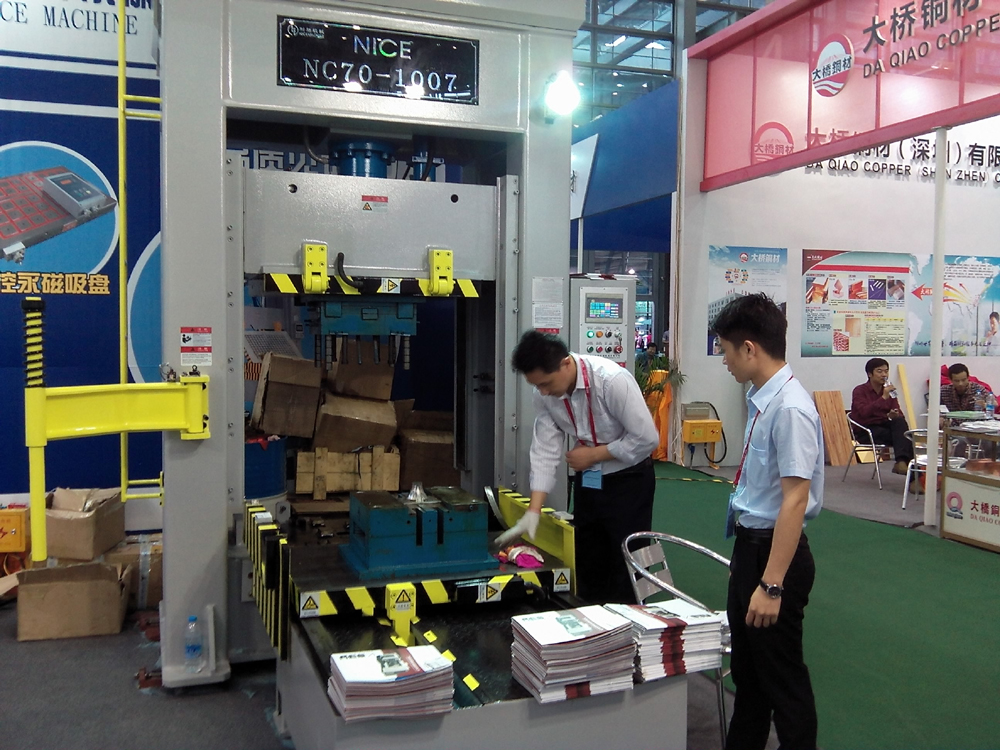 東莞耐斯2015年深圳展會(huì),耐斯合模機(jī)，翻模機(jī)，深孔鉆，電控永磁盤