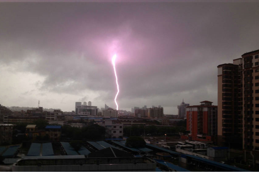 廣東多地遭龍卷風(fēng)襲擊畫(huà)面