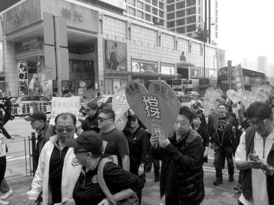 不要臉：香港旺角暴亂37名嫌犯應(yīng)訴 離開法院時掩面而走