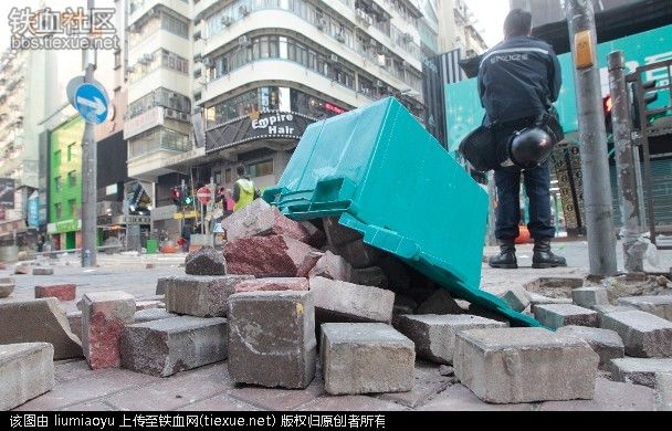 不要臉：香港旺角暴亂37名嫌犯應(yīng)訴 離開法院時掩面而走
