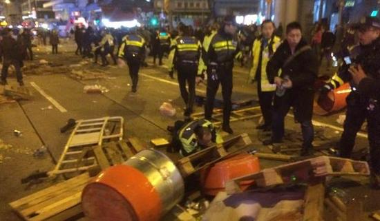 不要臉：香港旺角暴亂37名嫌犯應(yīng)訴 離開法院時掩面而走