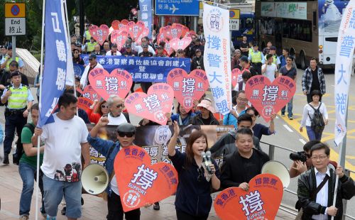 不要臉：香港旺角暴亂37名嫌犯應(yīng)訴 離開法院時掩面而走