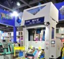 合模機(jī)哪家好?肯定是東莞耐斯300噸合模機(jī),翻模機(jī),深孔鉆,電控永磁盤
