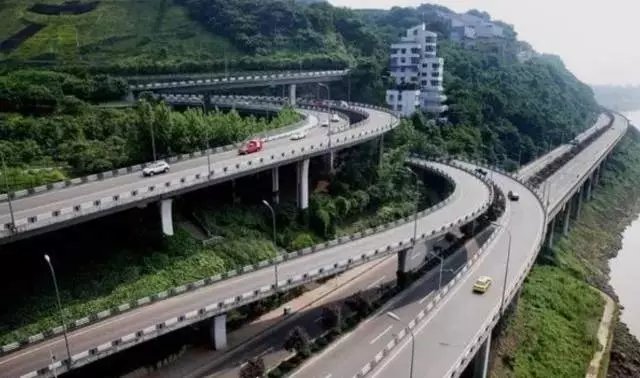 重慶這張照片轟動(dòng)了亞洲，震撼了全世界！耐斯設(shè)備模具行業(yè)領(lǐng)軍人
