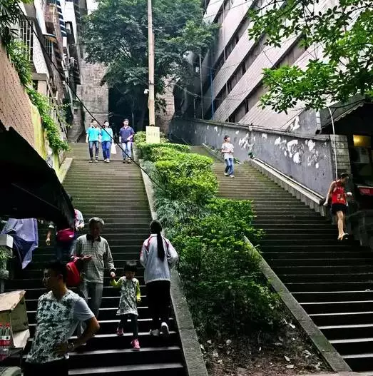 重慶這張照片轟動(dòng)了亞洲，震撼了全世界！耐斯設(shè)備模具行業(yè)領(lǐng)軍人