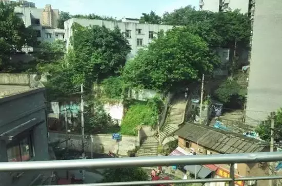 重慶這張照片轟動(dòng)了亞洲，震撼了全世界！耐斯設(shè)備模具行業(yè)領(lǐng)軍人