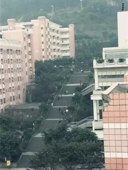 重慶這張照片轟動(dòng)了亞洲，震撼了全世界！耐斯設(shè)備模具行業(yè)領(lǐng)軍人