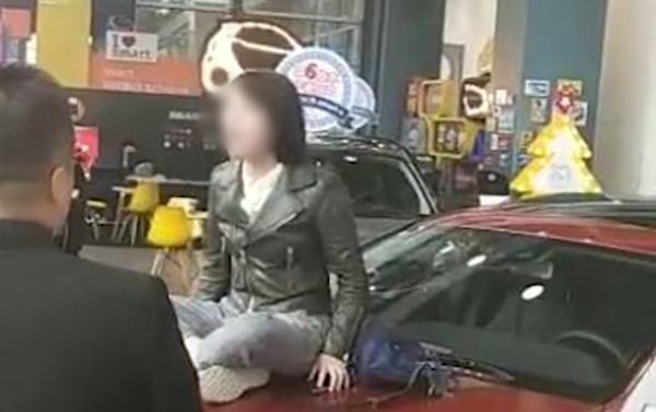 寶馬讓女人坐在車里哭；奔馳讓女人坐在引擎蓋上哭；耐斯合模機深孔鉆讓您的競爭對手趴在模具上哭