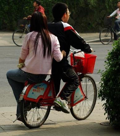 寶馬讓女人坐在車里哭；奔馳讓女人坐在引擎蓋上哭；耐斯合模機深孔鉆讓您的競爭對手趴在模具上哭