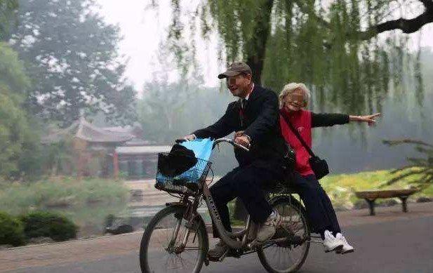 寶馬讓女人坐在車里哭；奔馳讓女人坐在引擎蓋上哭；耐斯合模機深孔鉆讓您的競爭對手趴在模具上哭